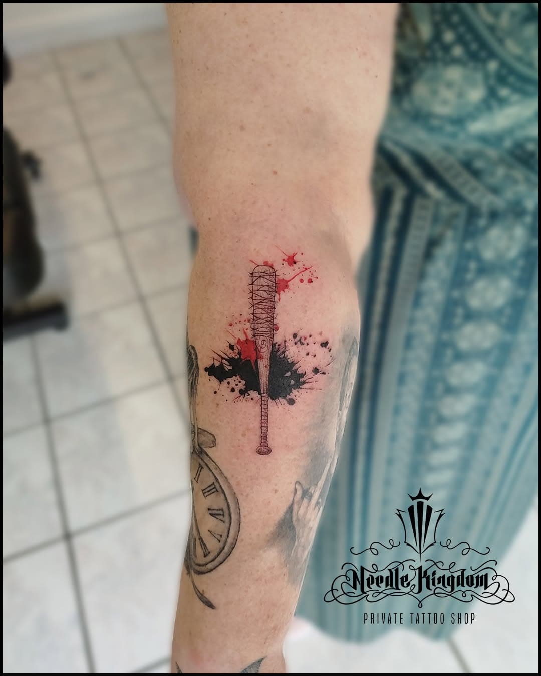 Tattoo Batte de Baseball #Lucille #TWD #twdtattoo en dotwork et trait Fin , avec petit tache Noir et Rouge. ⚫️🔴

ℹContact Facile avec facebook et insta ℹ

#tatouage #tattoo #tatoueur #tattoist #tattooed
#tattooartist #tattoos #tattooer  #tattoolife 
#tattoodo #tatuajes #inkaddict #inkstagram #negan #negantwd 
#art #ink #inked  #inkedup #bodyart 
#instatattoo