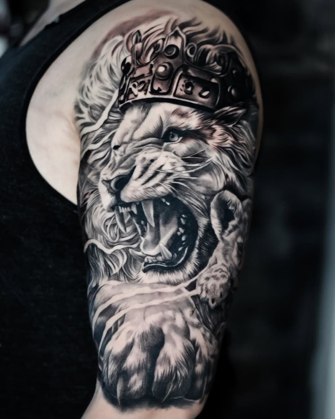 Big Thanks CB for the project and see you soon …🫡
-
(Just saying ,the crown have a different color because it’s was fresh from the day ) 
~
Contact by email only :
daricktattoos@gmail.com 
-
#lion #tattoo #realism #inked #liontattoo #arms #blackandgreytattoo