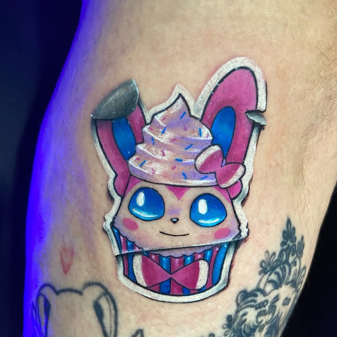 Cupcake de Sylveon que fiz para a @ariana.m.ariel ! Flashzinho antigo que transformei em sticker para a cliente! Muito obrigado!
#tattoo #tatuagem #pokemon #pokemontattoo #eevee #sylveon #nintendo