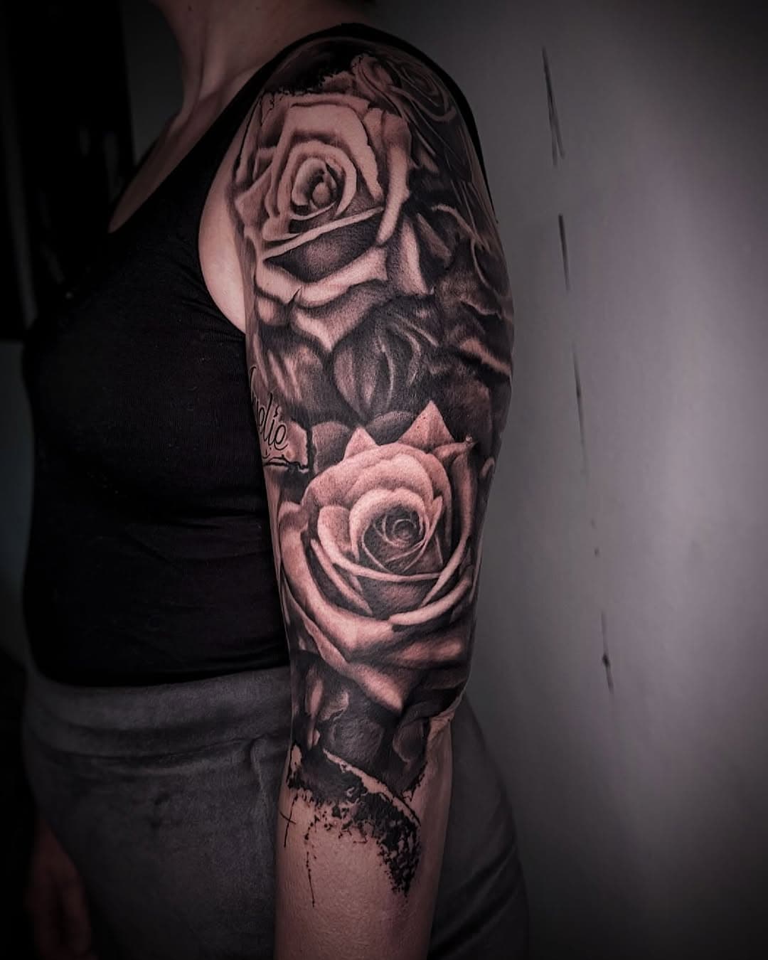 Roses. #tattoo #tattoos #tattooed #tattooideas #roses #rosetattoo #blackandgreytattoo #realistic #realistictattoo #silentskilltattoo #schweich