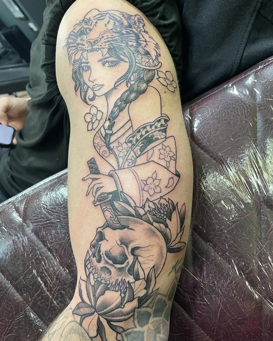 We made a good start on this sleeve piece for @kieranfairnie cant wait to finish this up :) always a pleasure #skulltattoo #sleevetattoo #floraltattoo #samurai #samuraitattoo #samuraitattoo #japaneseinspired #japanesetattoo #tattooinspiration #tattooshading #softshading #magnumtattoo #tattooartist