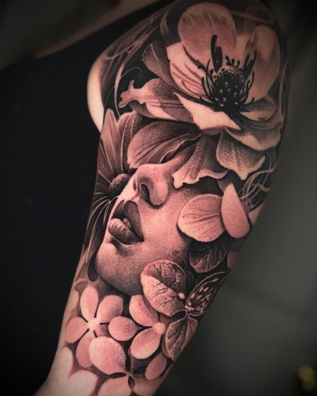 I created this piece for Jess during my latest visit @timelessarttattoostudio located in Hanover, #Illinois .Thanks for looking.

I will be returning to Hanover, #IL MARCH 19 - 27. You can book your next session with me by emailing me at lukepalantattoo@icloud.com or text me at (702)408-6929. 

#lukepalan #lukepalantattoo #freehand #tattoos #tattoo #tattoosleeve #tattooart #boston #ny #la #lasvegas #chicago #california #nevada #oregon #washington #illinois #massachusetts #newyork #texas