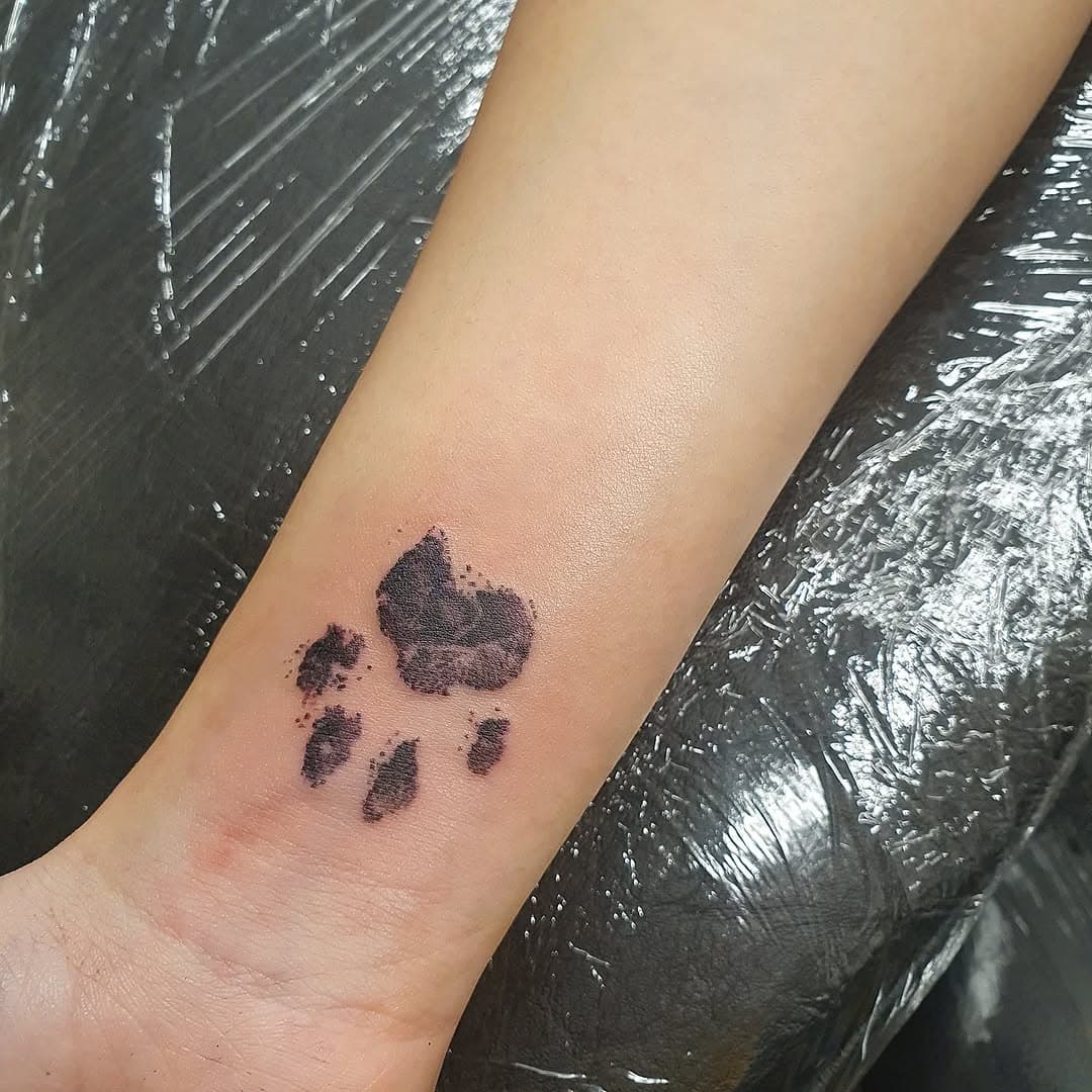 Yasmin got her cat's print for her first tattoo ❤ welcome to the gang Yasmin 💪@_.flock #pawprinttattoo