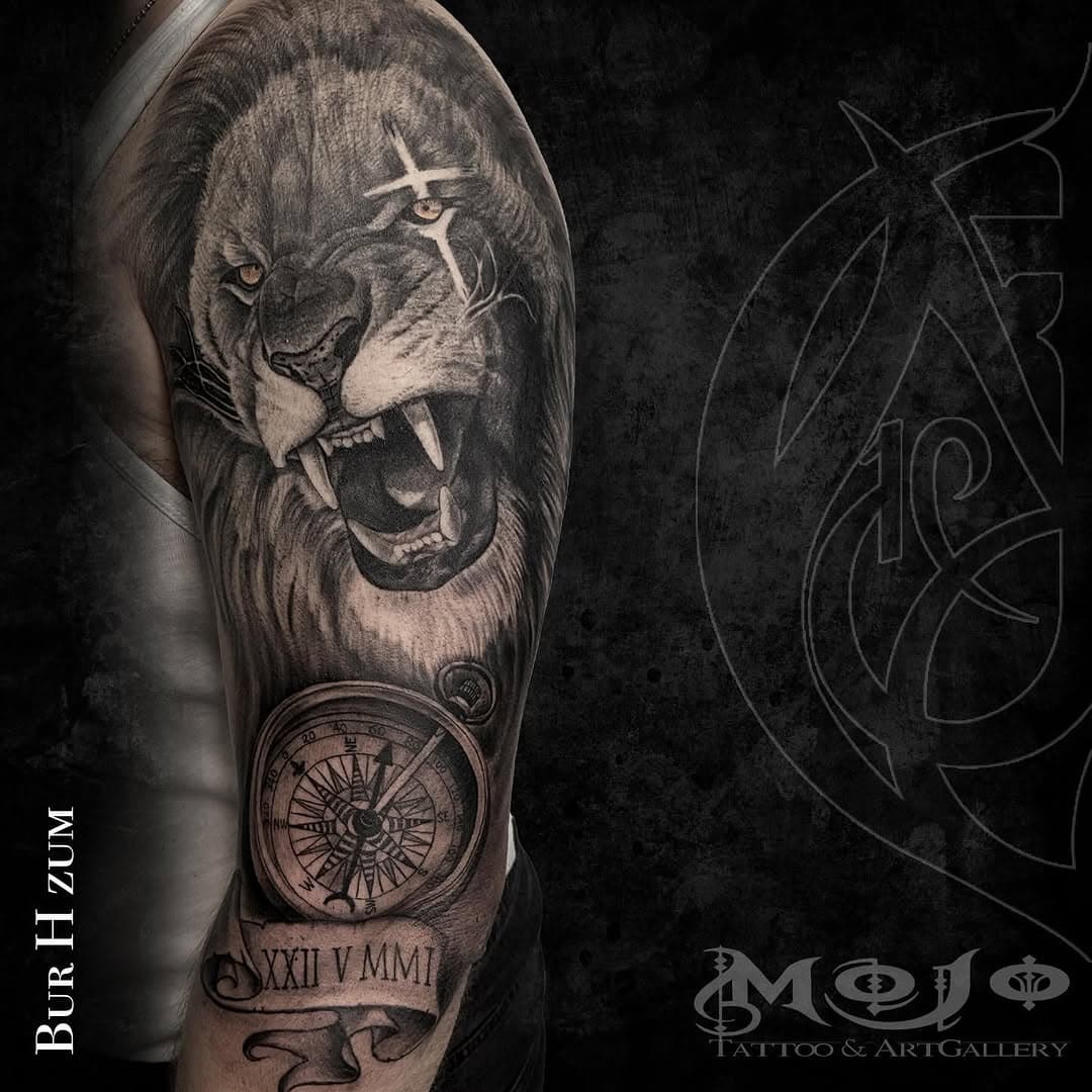 Aldo Bur H Zum @metalburzum 
.
al MOJO Tattoo&ArtGallery
- Manocalzati AV-
.
@metalburzum 
.
#liontattoo #armtattoo #compasstattoo #realistictattoo #blackandgreytattoo #mojotattooartgallery