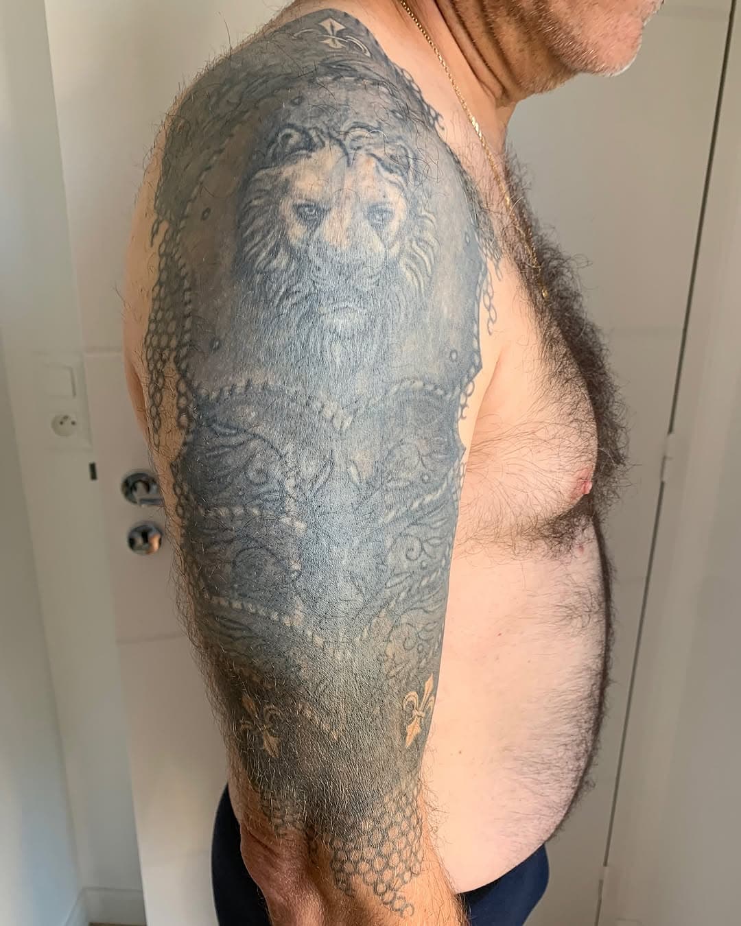 Cover d’un cover.

Le tatouage que j’ai recouvert était déjà un cover, et je pense que c’est l’un des recouvrements les plus complexes que j’aie réalisés jusqu’à présent. Merci Jérôme pour ta confiance.🙏🏽

#tattoocover #armure #tattoorecouvrement #recouvrementtatouage #tattoocoverup #blackworktattoocover #tattoocorrection #paristattoocover #paristatouage