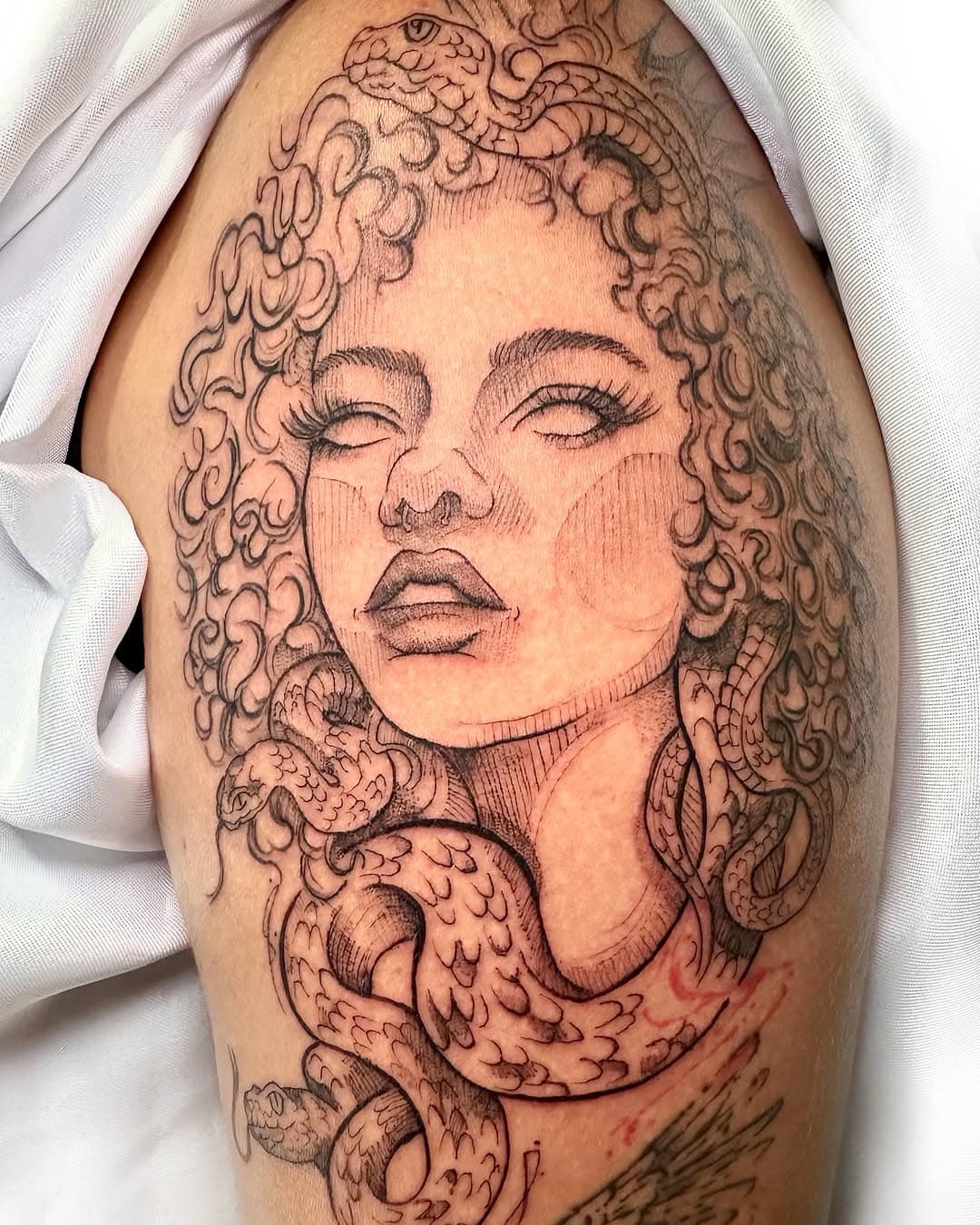 Essa Medusa é mais que uma lenda. É uma homenagem cheia de significado e amor, com traços que representam a essência da pessoa especial na vida da minha cliente. 

Quer eternizar algo poderoso e cheio de história? Vamos criar juntos a sua próxima obra de arte! 🎨 

📩 Me chama no direct e vamos transformar suas ideias em tatuagens únicas e personalizadas!