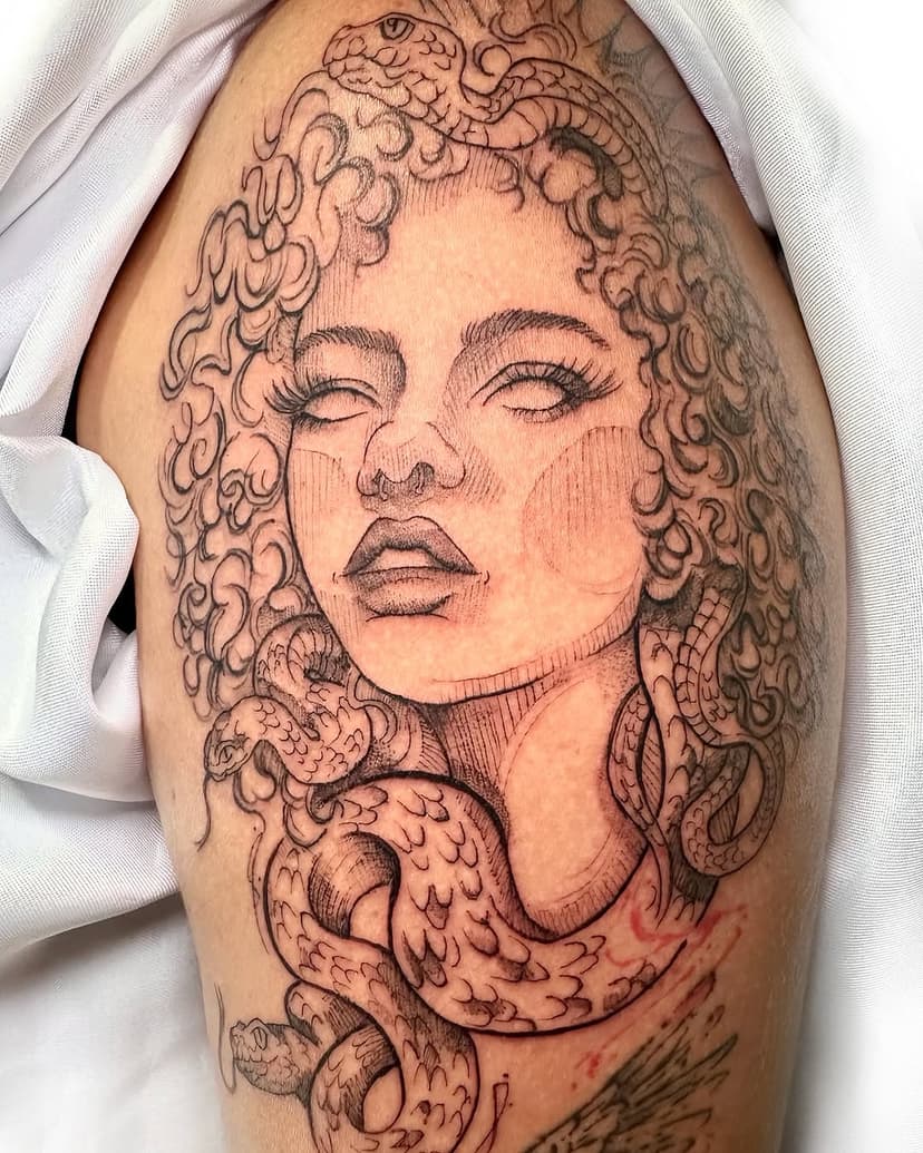 Essa Medusa é mais que uma lenda. É uma homenagem cheia de significado e amor, com traços que representam a essência da pessoa especial na vida da minha cliente. 

Quer eternizar algo poderoso e cheio de história? Vamos criar juntos a sua próxima obra de arte! 🎨 

📩 Me chama no direct e vamos transformar suas ideias em tatuagens únicas e personalizadas!