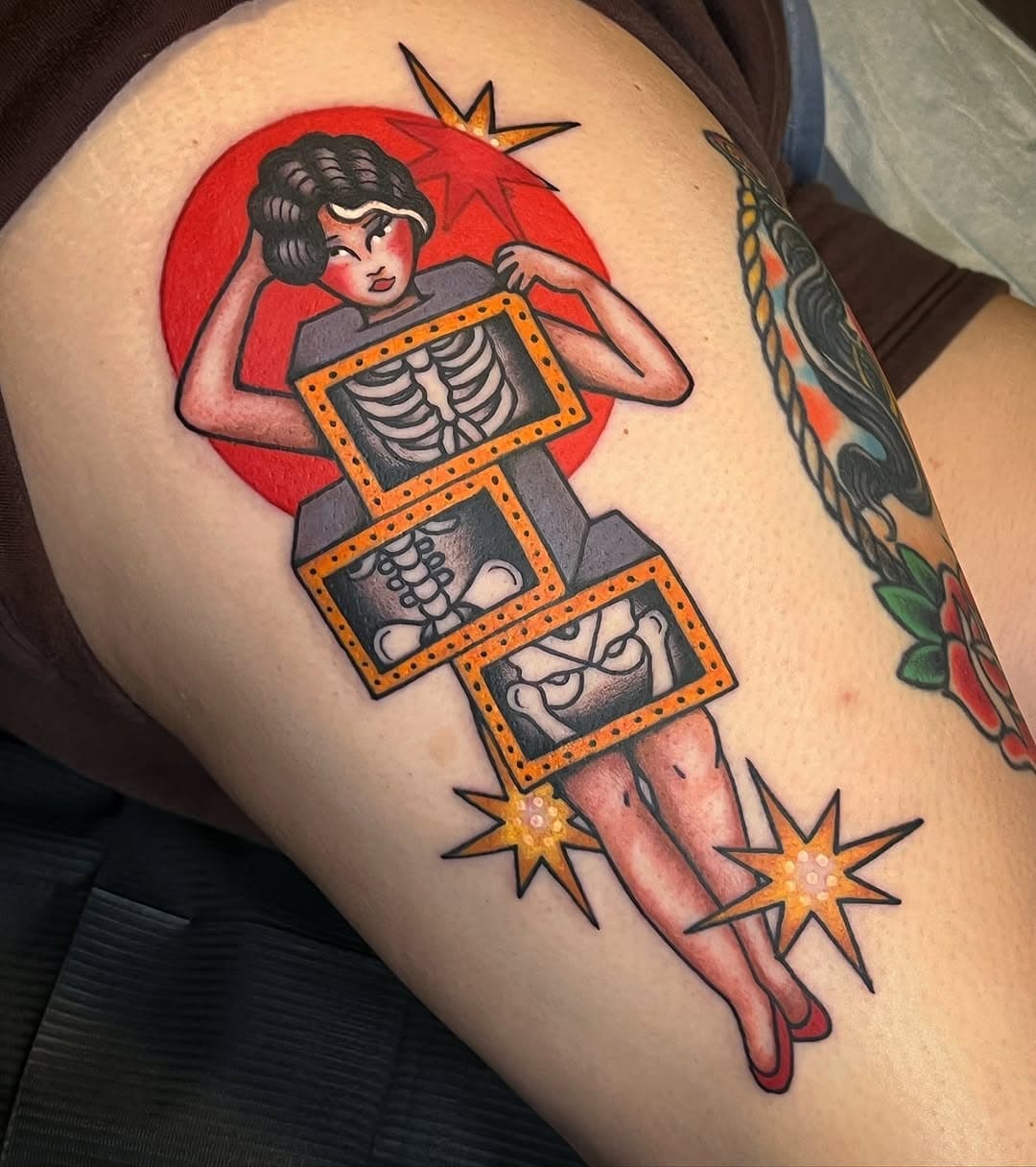 So fun to do this magic boxy xray lady for Linsey! I have the coolest clients ever 💕

#traditionaltattoo #traditionaltattoos  #pinupgirltattoo #floridatattooer