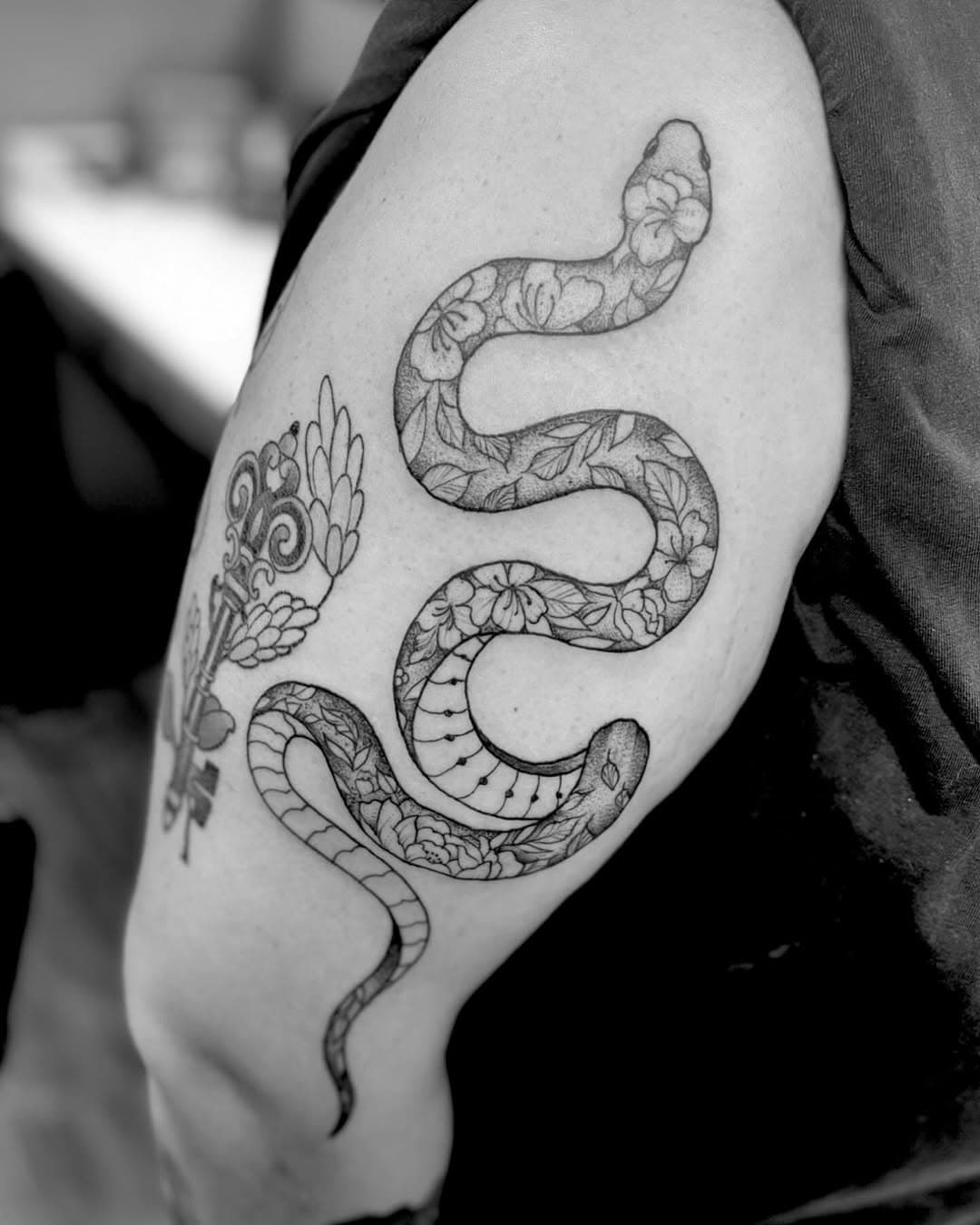 Floral snake from today right next to a cool piece by @mya.tattoos 
•
•
•
#tattoosbyjerrycross #colortheorytattoo #floraltattoo #flowers #flowertattoo #floral #girlswithtattoos #birthflowertattoo #lombardillinois #villapark #villaparktattoo
#lombardillinoistattoo #lombardtattoo
#chicagosuburbstattoo #chicagosuburbstattooshop
#chicagosuburbtattooartist
#chicagosuburbstattooartist #tattoo #tattooshop #tattooartist