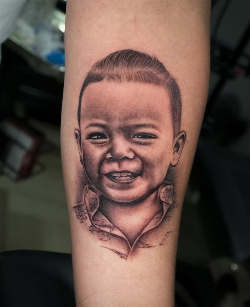 ¿Les cuento una breve historia? 👇🏼
El primer tatuaje de un retrato que hice fue hace unos 7 u 8 años, para mi cliente Cruz, yo fui muy clara al explicarle que nunca había hecho uno, pero el confió en que podría hacerlo y me concedió ese honor.
Hoy después de varios años, nos volvemos a ver para hacer su 4to tatuaje de retrato hecho por mi ✨ No puedo estar mas agradecida por la confianza que depositan en mi para llevar un recuerdo tan especial que es para siempre 💖
¿Qué les parece este trabajo? ¡Sus opiniones son muy importantes para mí! 🙌🏼

Realizado con materiales de mis sponsors:
@bigwasp.official
@bronctattoo.official

#bigwaspneedlecartridge #bronc #realismtattoo #portrait #portraittattoo #blackwork #monicamorthagon #tatuadorasmex #tattooartist #art #femaleartist #armtattoo #tatuarteenlapiel