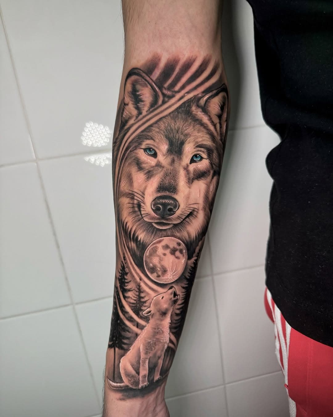 Un lobo aullando a la luna 🌕🐺✨ Tatuaje que realizó @julietor_tattoo para Iván hace unos días . Muchas gracias por la confianza . 

¿Te animas a hacerte uno así? Porque yo me lo estoy planteando seriamente 🫢☺️

▪info por DM
▪lacosanostratattoo@gmail.com
▪600 670 794

.
.
.
.
.
#lcntattoo #lcntattooparla #lacosanostratattoo #lacosanostratattooparla #tatuaje #tattoo #ink #inked #tattoos #tattooed #tatuajes #tattooartist #art #tattooart #tattoolife #inkedup #tattooing #tattooist #inkaddict #tattoodesign #inklife #tattooink #arte #inkstagram #instatattoo