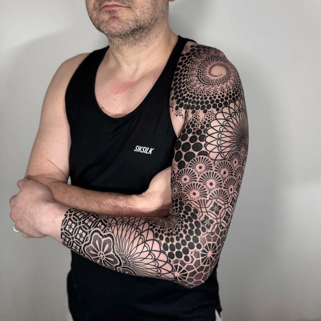 First tattoo for John.
Thanks for travelling from England!

#sleeve #geometry #geometrictattoo #dotwork #dotworktattoo #ornamentaltattoos