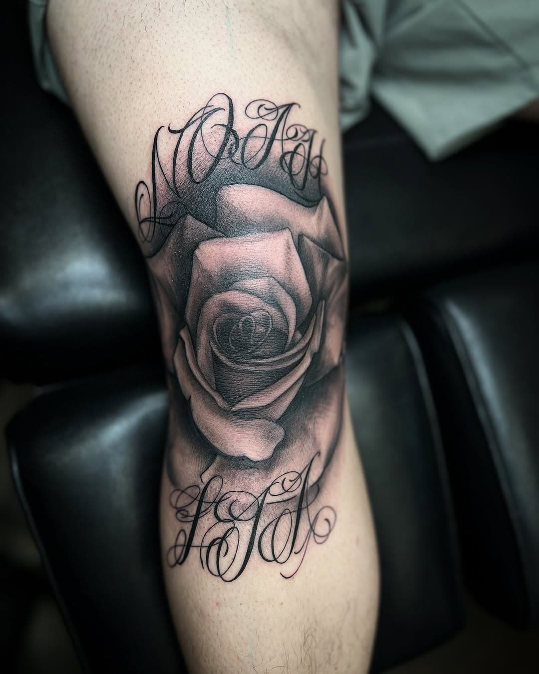 Schöner kneebanger 🔥
Danke für dein Vertrauen 🙌🏽
.
.
.
.
#tattoo #tattoos #tattooed #kneetattoo #rosetattoo #blackngreytattoo #blackwork #blackworktattoo #mannheim #heidelberg #heddesheim #linesofglory