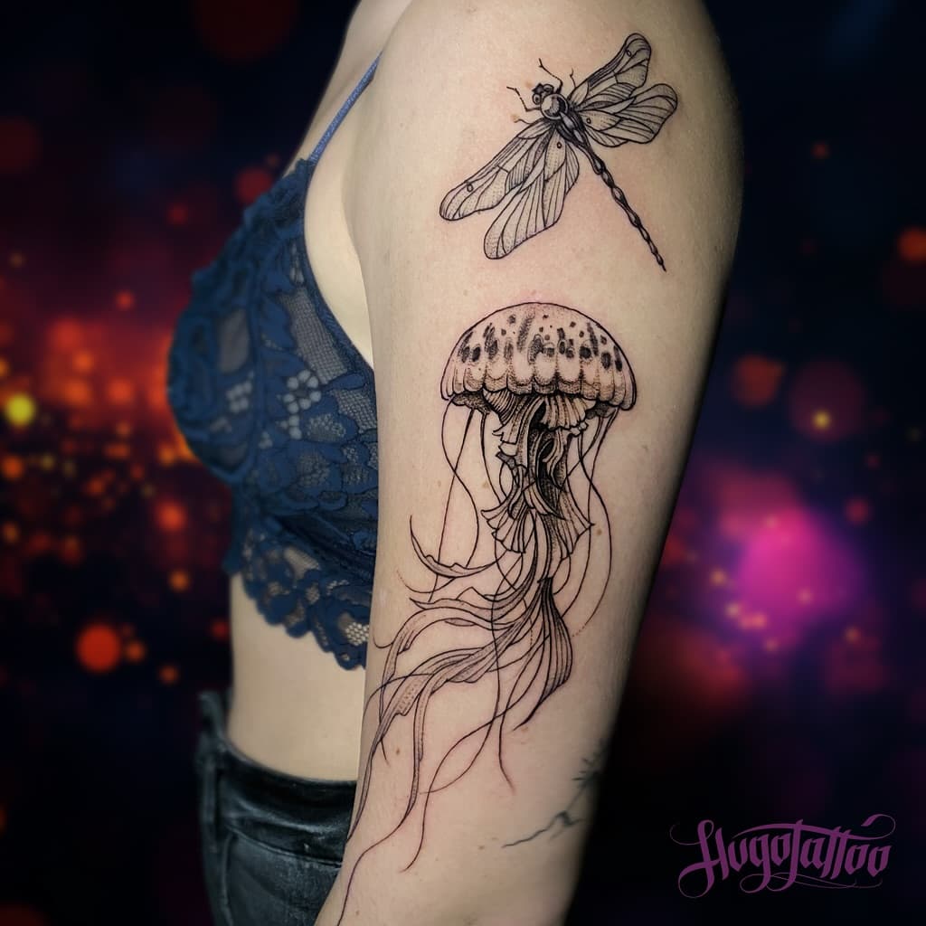 Cudowna meduza od Marysi Rusi Tusz 🕊️
Ps. Ważka też jest autorstwa Marysi ;)
.
.
.
.
.
.
#medusa #medusatattoo #graphictattoo #warsaw #hugotattoo 

tatuaż graficzny | wolne terminy | tatuaż czarnobiały | studio Warszawa