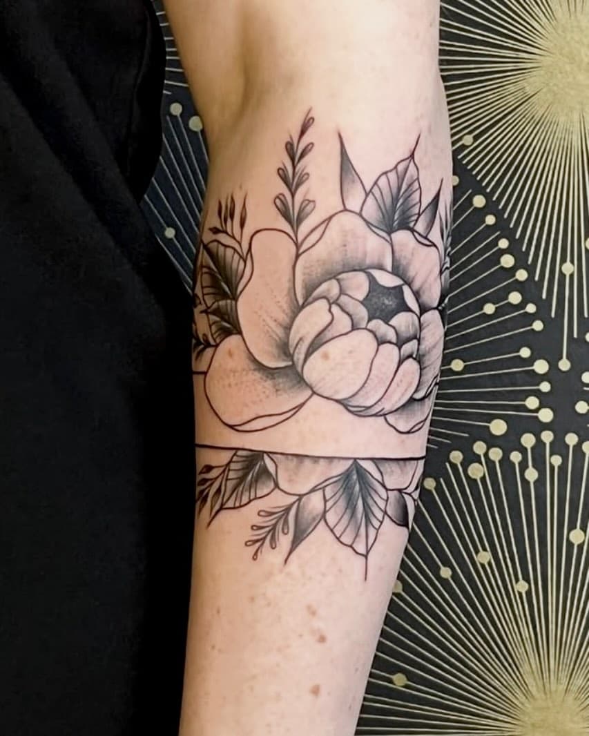 Florales @xcaptainhuckx 
Chris zeichnet dir dein individuelles Tattoo. Du hast nur eine grobe Vorstellung? Buch dir einfach einen Beratungstermin und wir begleiten dich mit Ideen bis zum Tattootermin.
www.gecko-tattoo.de
.
.
.
#getink #flowertattoo #tattooideas #blacklines #whipshaded #geckotattoobruchsal