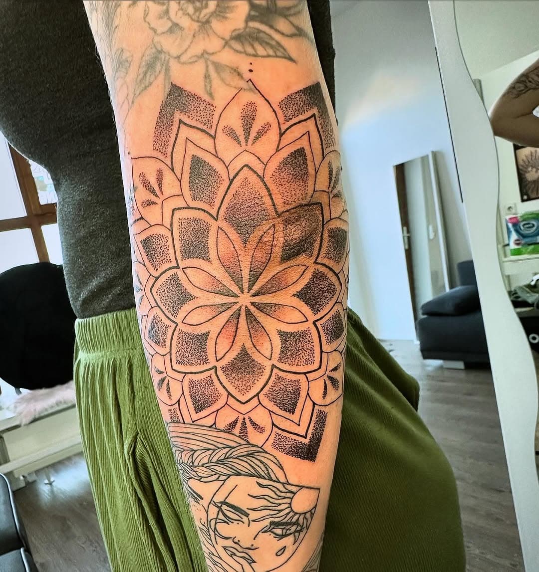 #mandala #mandalatattoo #dotwork #dotworktattoo #dotworkmandala #blackwork #blackworktattoo #blackworkers #wipshading #wipshadingtattoo #lining #liningtattoo #blackdots #blacktattoo #dottattoo #elbow #elbowtattoo #armtattoo #mandalas #mandalaart #mandalaartist #tattooart #tattooartist #tattoostudio #ulm #neuulm #ludwigsfeld #triplexink