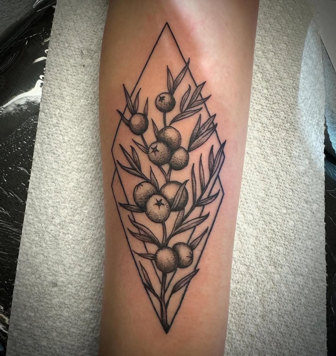 A fun berry design! More like this!! #exiletattoo  #blackandgreytattoo