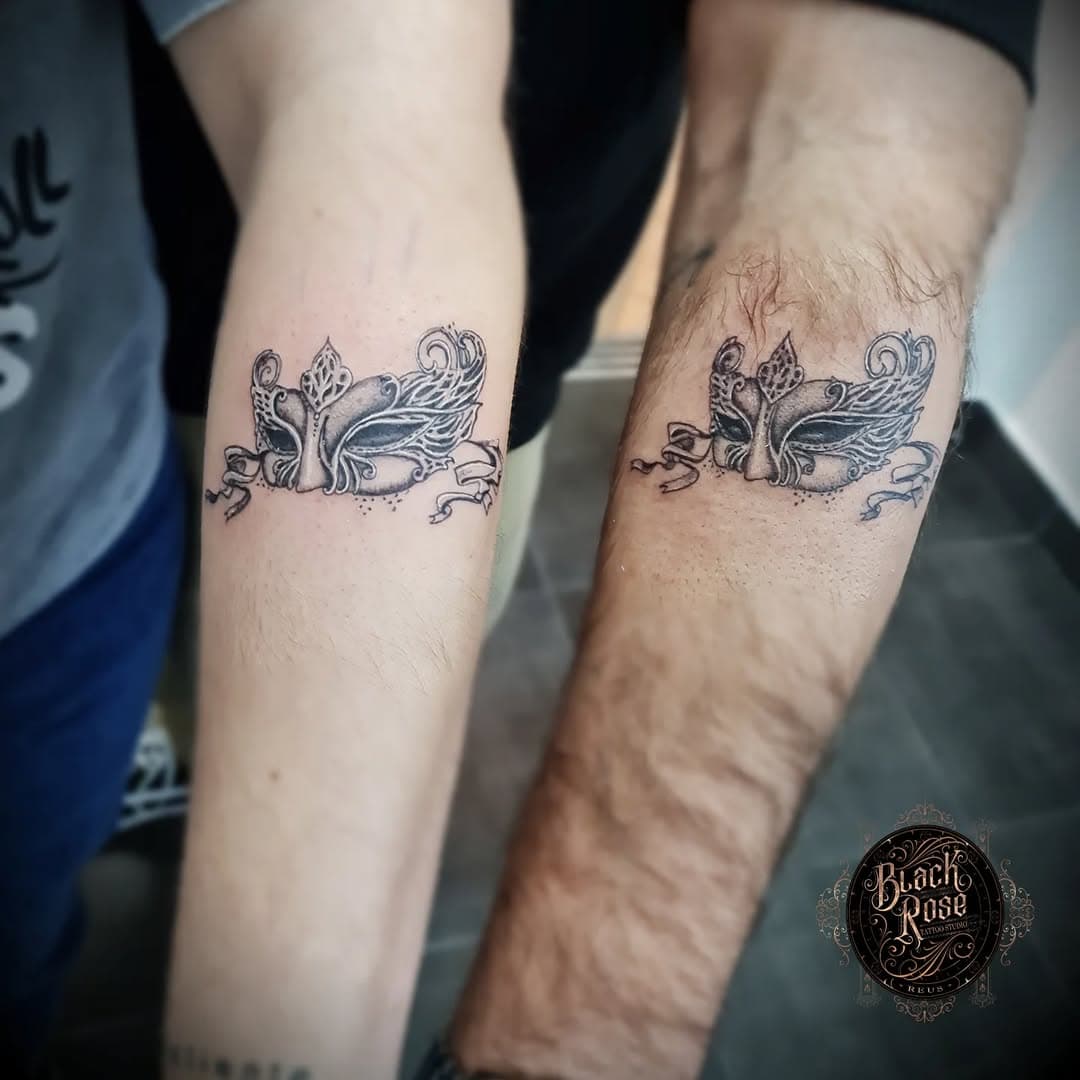 Máscaras venecianas para Ángel y Marina, gracias x el buen rato🎭

#tattoo #tattoos #blacktattoos #blackandgreytattoo #coupletattoo #tattooparejas #tattoomask #masktattoo #tattoolovers #loverstattoo #venecianmask #smalltattoos #beautifultattoos #finetattoo #finelinetattoo #tattoospain #tattoostudio #tattoolife #tattooartistgirl