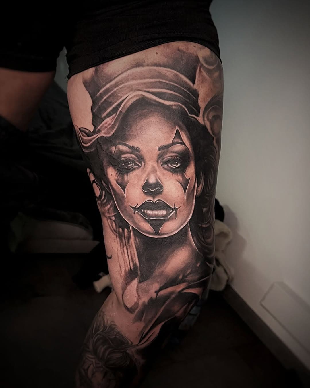 One more step on @lawe_146 🖤 #tattoo #tattoos #tattooed #legtattoo #clowngirl #clowngirltattoo #tattooedgirls #blackandgreytattoo #silentskilltattoo #schweich