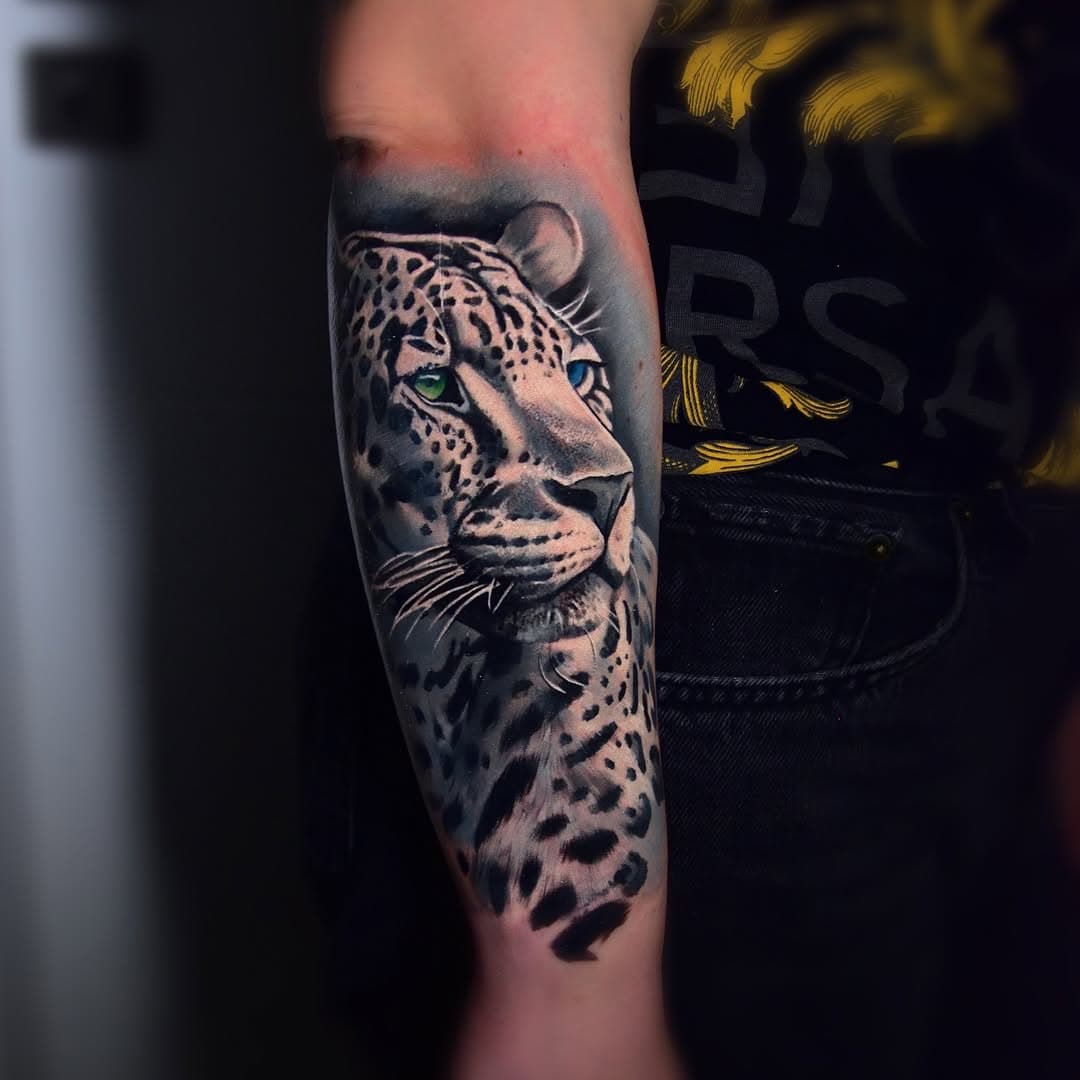 Black and gray or color? @azazelwarszawa @eztattooing @worldfamousink #leopardtattoo #animaltattoo #colortattoo #mayasapiga #realistictattoo