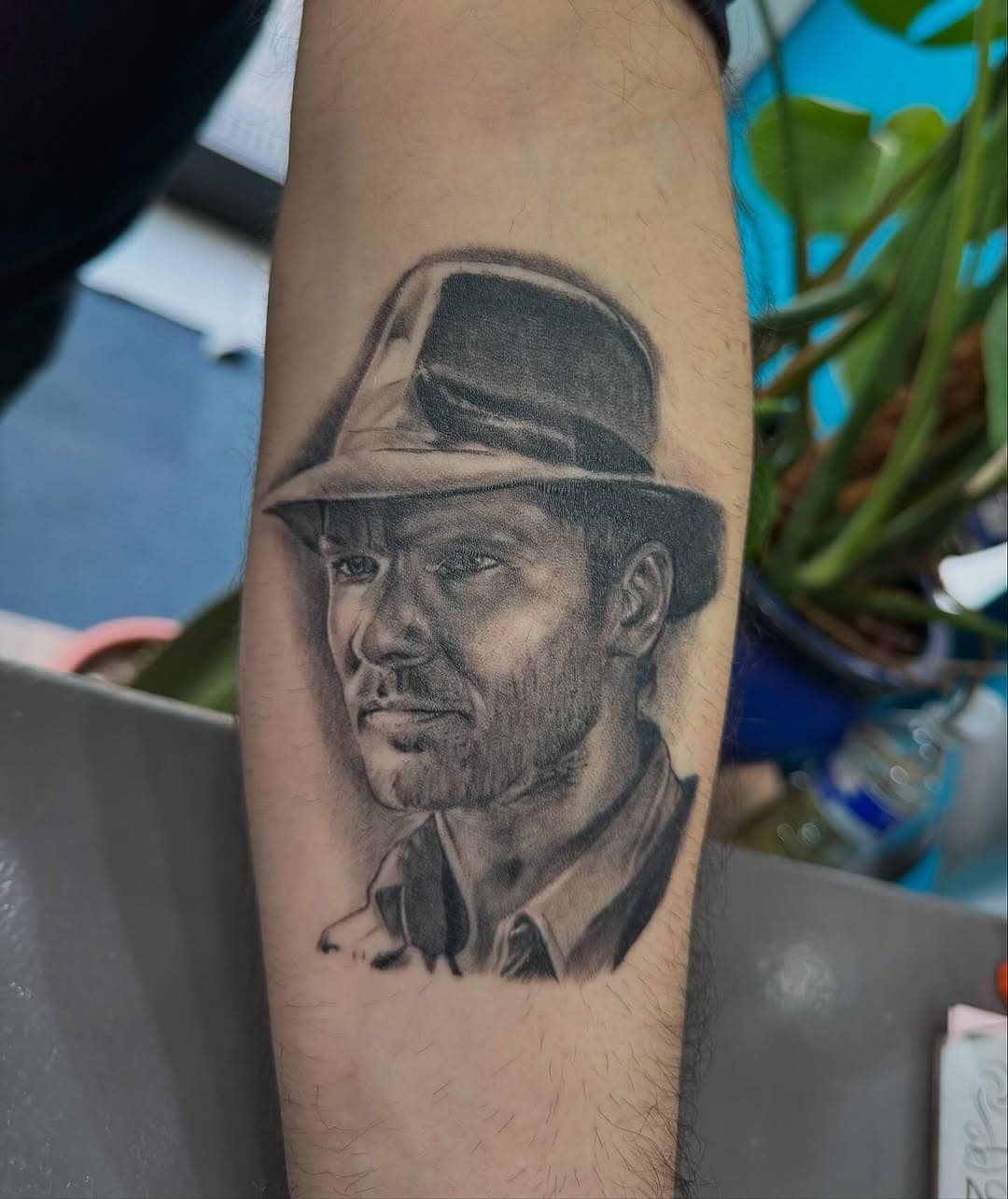 ⚡️Mini portrait réalisé il y a seulement quelques jours sur @frankdrebin01 !⚡️
Alors, qui a la bonne réf? (On veut le film!)
#tattoo #tatouage #ink #art #lunderskin #lauralagardetattoo #pantherebleuetattoo #tattooportrait #indianajones #indianajonestattoo #indianajonesadventure #popculturetattoo #realistictattoo #realismtattoo #blackandgreytattoo