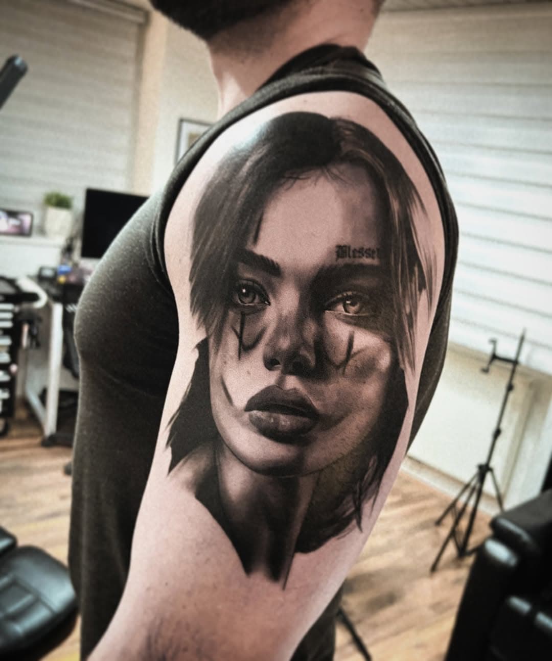 💪 in Progress…Fullsleeveprojekt..heftig dicker arm gewesen 😅 #clownfrau #tattoo #tätowierung #jürgenkorntattoo #dinkelsbühl #realism #frauentattoo #oberarmtattoo #inarbeit #fullsleeveprojekt #erstestattoorealismnachdemallem
