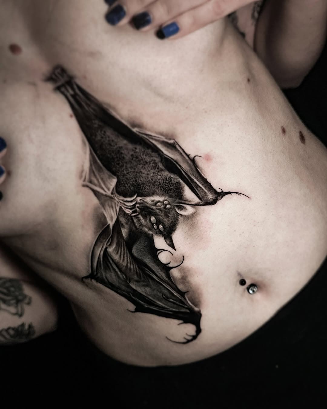 Merci poulette pour ta confiance avec ce beau projet 🥹🖤

Voici Thérèse ! 😂✨

@enygmatattoo à Chartres 📍

Sponsor:
@probodysupply 🤍

____________________
#tattoo #tatouage #battattoo #bat #chauvesouris #underboobs #chesttattoo #darkart #goth #gohtictattoo