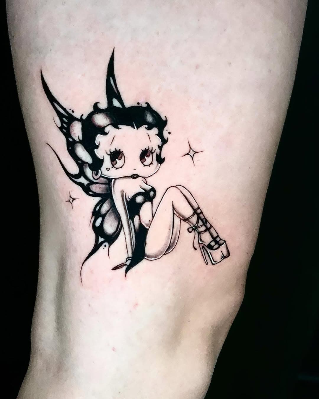 Had such a fun time doing this piece today- I love doing these super thin tiny lines. Would absolutely adore to do more Betty boops from my flash! Message me and let’s do more 🖤✍🏻🫣
.
.
.
.
.
.
.
.
.
.
.
.
.
.
#explore #bettyboop #bettybooptattoo #inked #inkedgirls #detail #crispy #crisp #tattoo #tattooartist #hamiltontattoo #torontotattoo #blacktattoo