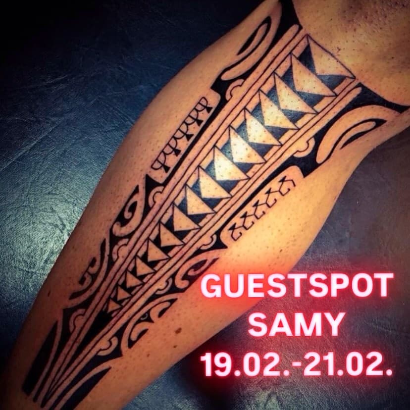 Am 19.02.-21.02. kommt uns @samy_tatau besuchen! Liebhaber des Polynesischen/Maori lasst euch die Chance nicht entgehen! Samy ist aber nicht nur Fachmann auf diesem Gebiet, mit 30 Jahren Berufserfahrung ist er ein regelrechtes Allround-Ass. 

Schreibt ihm für Termine! 

#boldlineskarlsruhe #boldlines_ka #karlsruhe #karlsruhecity #karlsruhetattoo #heidelberg #landau #mannheim #guestspot #maoritattoo #maoritattoos #polynesiantattoo #blackwork #blackworkers #tamoko #samoantattoo