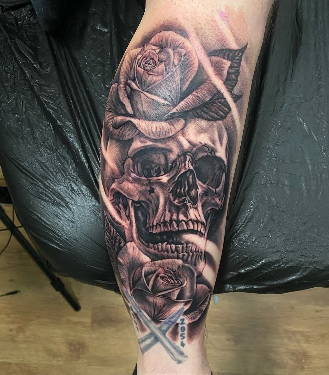 I love SKULLS
#fkiron #fluxmax #stencilstuff #kwadronneedles #blackandgrey #blackandgreytattoo #blackandgreyrealism #blackandgreytattoos #believa #quaelixtattoo #tattoo #tattoos #tattooed #skull #skulls #skulltattoo #skullart