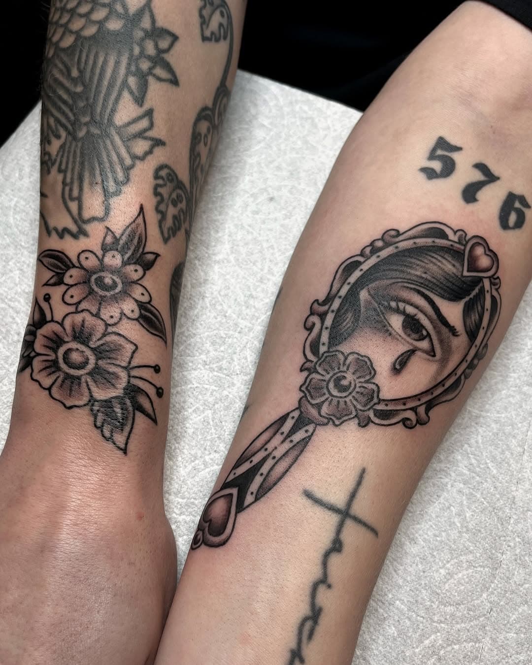 A couple fun fillers for Hailey. Thanks for lookin!
•
•
#ricestreettattoo #carsoncitytattoo #traditionaltattoo #blackandgreytattoo #blackworkers #tradtattoo #flowertattoo