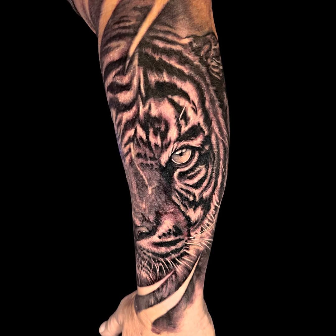 Here are some stills of this tiger forearm tattoo that we're turning into a full sleeve
My client had a scar on his forearm, and i like that it looks like a scar on the tiger's nose 
to book an appointment just send me an email. 

 #dallastattoos #texastattoos #dfwtattoos #dfwtattooartist #texasink #dallastattooartist #dfwtattoo #texastattooartist #dallastattoo #tigertattoo