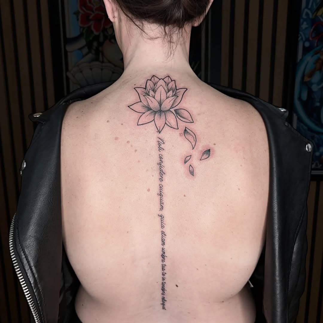 A cute spine piece tattoo 😍 
I've got some space left in February that I'd love to have filled 🙌

#inkglorious #TattooStories #tattooartistderby #tattooartist #lineworktattoo #linework #lotustattoo #flowertattoo #spinetattoo