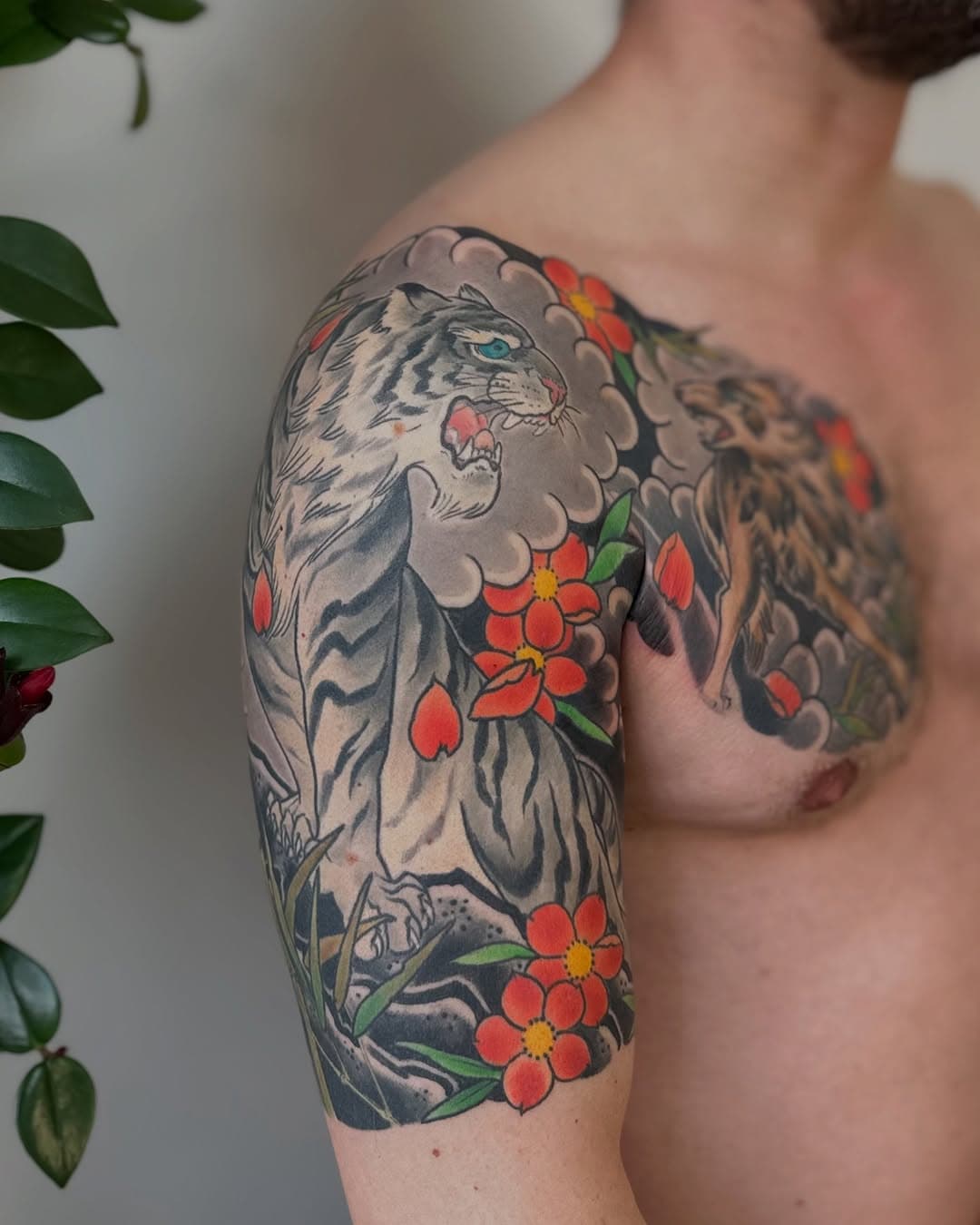 Finished this a while back on Ben @walkclimbsummit and what a pleasure it was. Really enjoyed getting to know him and hang out. Now I just have to find all the videos and make a reel so you can see how it was done. Mostly freehand, just stencilled the tiger and wolf

@goodtimestattoo 

#nikolelowe #japanesetattoo #tigertattoo #halfsleevetattoo #eastlondon #hackneytattoo #london #paris #wolf