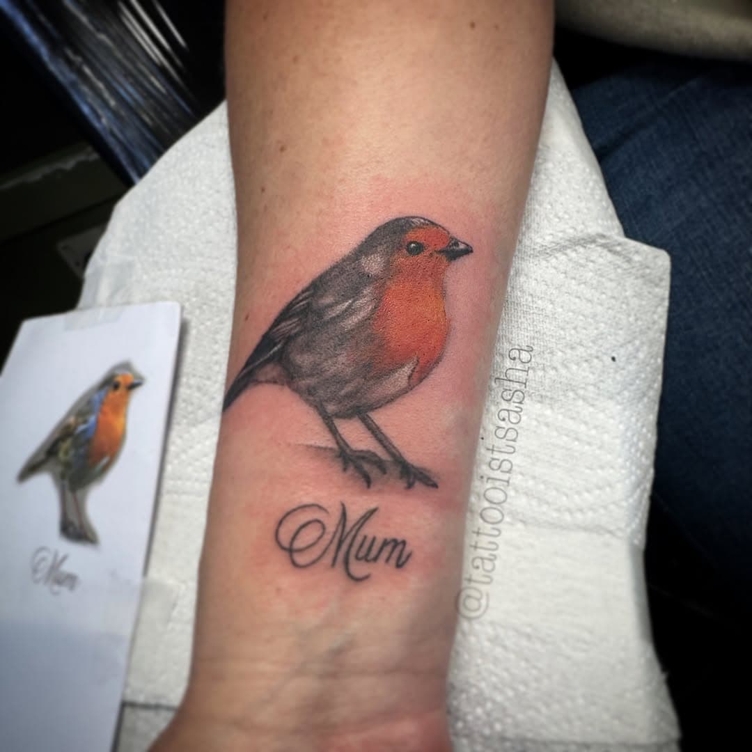 A Robin for Becks for her mum done on the wrist.  #leicestertattooist #leicestertattooartist #femaletattooartist #uktattooist #uktattooartists  #uktattooartist #wristtattoo #robintattoo  #memorialtattoo #colourtattooartist #leicestertattoostudios @realarttattoo