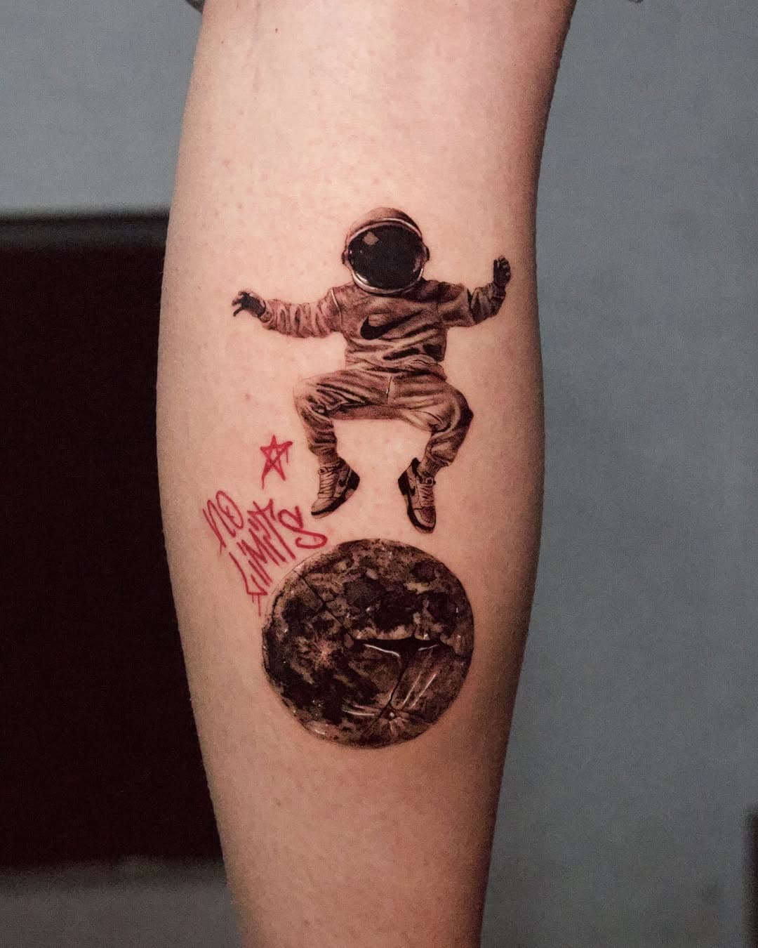 “Astronaut Dreams”

Un tatuaggio che rappresenta la libertà, il desiderio di esplorare e superare i propri limiti. L’astronauta fluttua sopra una luna dettagliata, accompagnato dalla scritta “No Limits” in rosso brillante, che incarna uno spirito senza confini. Un’opera che parla di sogni e avventura.

Eseguito a @shaderland.tattoomi
📍MILANO

INFO: 
+39 392 1517364
lopinto.donato88@gmail.com

#AstronautTattoo #NoLimits #SpaceArt #MoonLover #TattooAddict #CosmicVibes #InkStory