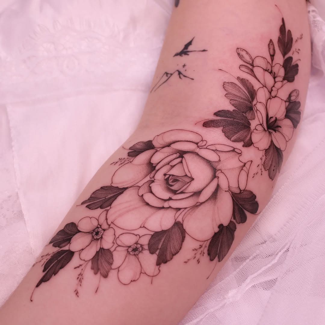 Projet noir et gris pour une adorable cliente 🌸
.
.
.
.
.
💌 Les modalités de rdv sont dans le 1er post de la page 🖤
.
.
.
#TatouageFrançais #tattoo #tatouage #flowerart
#tatouagefloral #TatouageDelicat #TatouageÉlégant #tatouagefleur #botanicaltattoo #tatoueuse #la_fille_aux_fleurs #tatt #TatouageFineline #rose #TattooDesign #TatouageLigneFine #tattooing