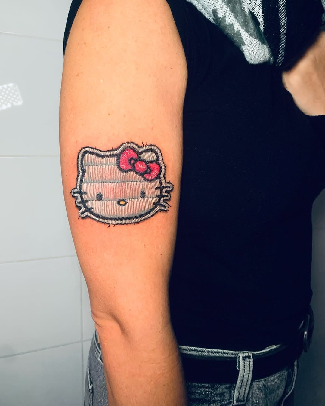 ✨ ¿Sabías que Hello Kitty no es una gata? 😱 Aunque tiene orejas y bigotes, Sanrio confirmó que es una niña llamada Kitty White 🎀🤯.

Y hablando de cosas sorprendentes… ¡Mirad este tattoo estilo parche que hizo Alex para Natalia! 🔥🎨 Parece literalmente que está pegado en su piel.
¡ Muchas gracias por la confianza !

▪info por DM
▪lacosanostratattoo@gmail.com
▪600 670 794

.
.
.
.
.
#lcntattoo #lcntattooparla #lacosanostratattoo #lacosanostratattooparla #tatuaje #tattoo #ink #inked #tattoos #tattooed #tatuajes #tattooartist #art #tattooart #tattoolife #inkedup #tattooing #tattooist #inkaddict #tattoodesign #inklife #tattooink #arte #inkstagram #instatattoo