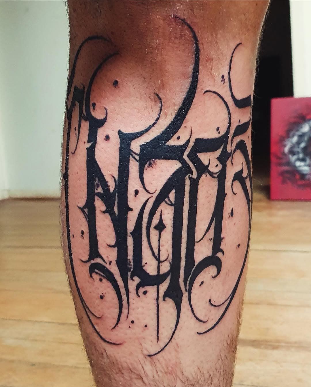 • 𝕮𝖍𝖆𝖔𝖘 •
.
#tbt caótico desse trampo no meu irmão de vida @gostavinho 👹
Você é brabo demais meu mano 
.
.
#tattoo #tattoolettering #customlettering #freehand #freehandtattoo