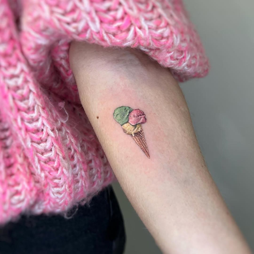 _Ice-cream addicted.. ma di quelli buoni buoni, artigianali! [ 4 cm ] 
.
.
.
.
#disegnarti #microrealism #microrealismtattoo #tattoo #tatuaggio #ink #icecream #icecreamtattoo #instagram #instaink #instatattoo #tatuajes #tatuagem #tattooart