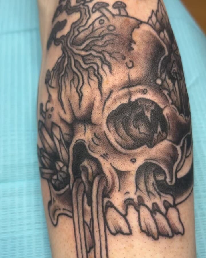 Earth skull on Anakin @highstreettattoo Monday Tuesday Friday Saturday 12-10pm