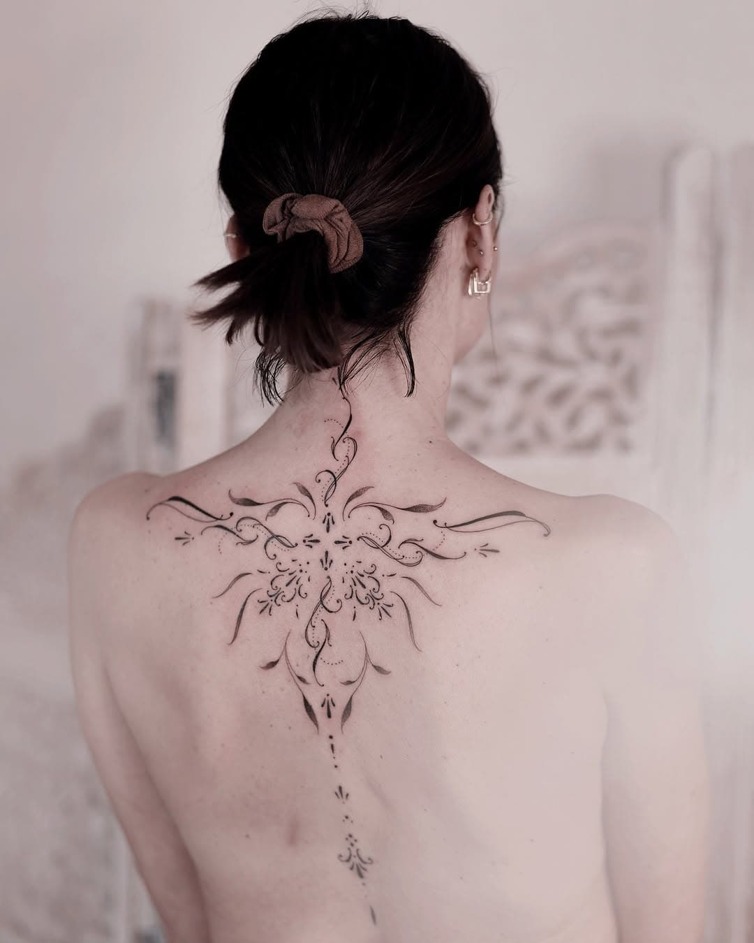 Ornament on the back for Karolina. Thank you once again for visiting @lilium.tattoo and for your trust 🤍

 · · ────── ·𖥸· ────── · ·
z a p i s y: otwarte na czerwiec - lipiec 2025 ✒️bookings@ohmarly.com
b o o k i n g s: open June - July via bookings@ohmarly.com

 𝓼 𝓽 𝓾 𝓭 𝓲 𝓸 : @lilium.tattoo

#tattoo #blacktattoo #ornamentaltattoo #backtattoo #ornaments #tattooist #baroque #womantattoo #orientaltattoo #tattooartist #kwadron #tattooer #tatt #polandtattoo