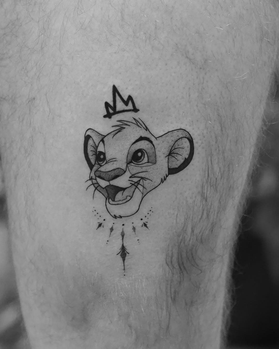 the lion king wanna do! 🦁✨

#fineline #linework #tattoo #inked #wertheim #germany #würzburg #smalltattoos #tattooinspiration #tattooideas #tattooartist #artwork #blackwork #finelinetattoo #art