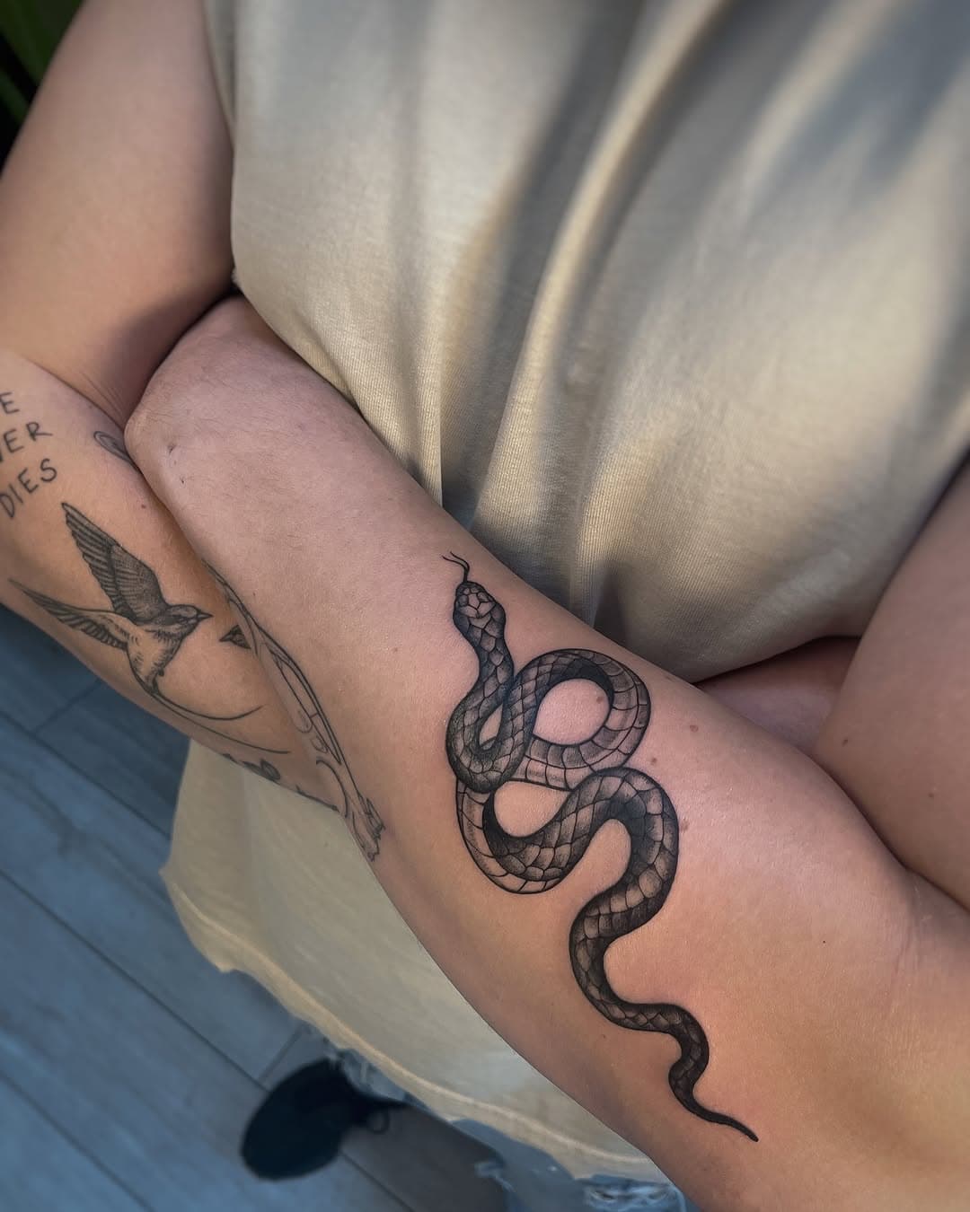 Uwaga wąż! 🫣🐍 

#tattoo #tattooing #tattooart #tattooartist #snaketattoo #smalltattoo #fineline #loveink #inked #poznantattoo #polishtattooartist #poznan #poznanstudiotatuazu