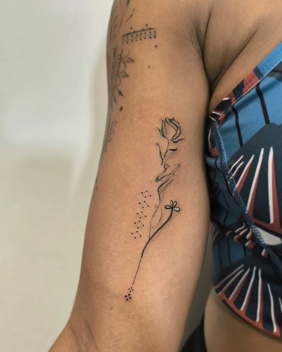 🌷
.
.
.
.
#matchingtattoo #fleurs #painttexture
#linework #tattoo #ornementaltattoo #ornement #ink #tatouage #floral #abstrait #peinture #tattooartist #blackproud #blackskin #noir #whiteink #paris #melleleeza #finesse