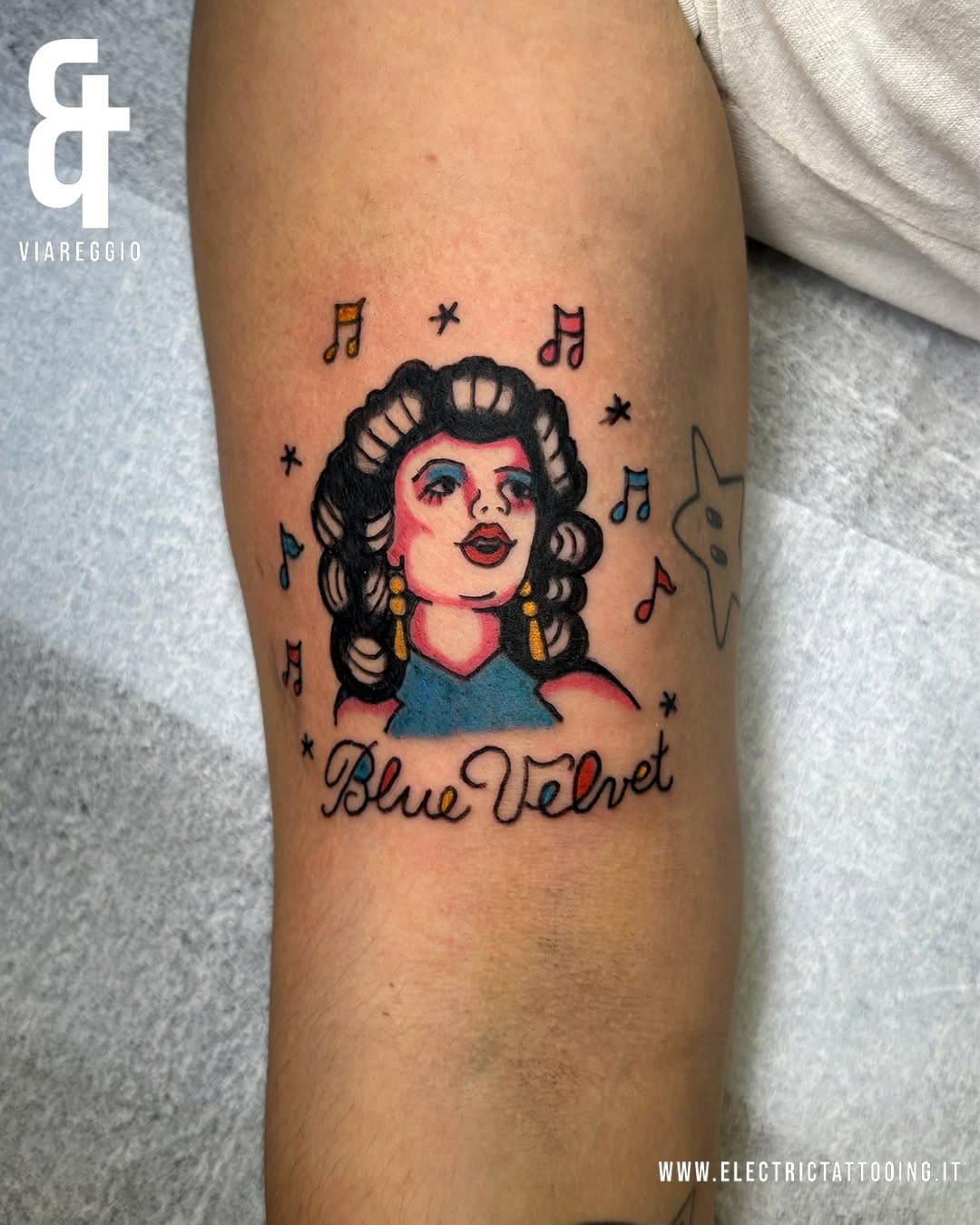 Blue Velvet realizzato da @_gioventubruciata

Per ulteriori informazioni e appuntamenti:
📩 • Direct Message
📍 • @electrictattooingviareggio
-
-
-
-
-
-
-
-
-
-
#bluevelvettattoo #davidlynch #tradtattoo #davidlynchtattoo #traditionaltattoo