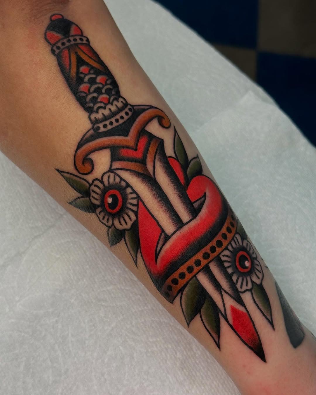 Heart dagger done from @charlie.rufino ‘s flash
•
•
•
•

#tattooideas #traditionaltattoo #tradtattoos #americantraditionaltattoo #americantraditional #flash #flashtattoo
#tattooflash #tattooart #sandiegotattoo #tattoosandiego #tattoodesign #tattooart #tattooideas #tattoo