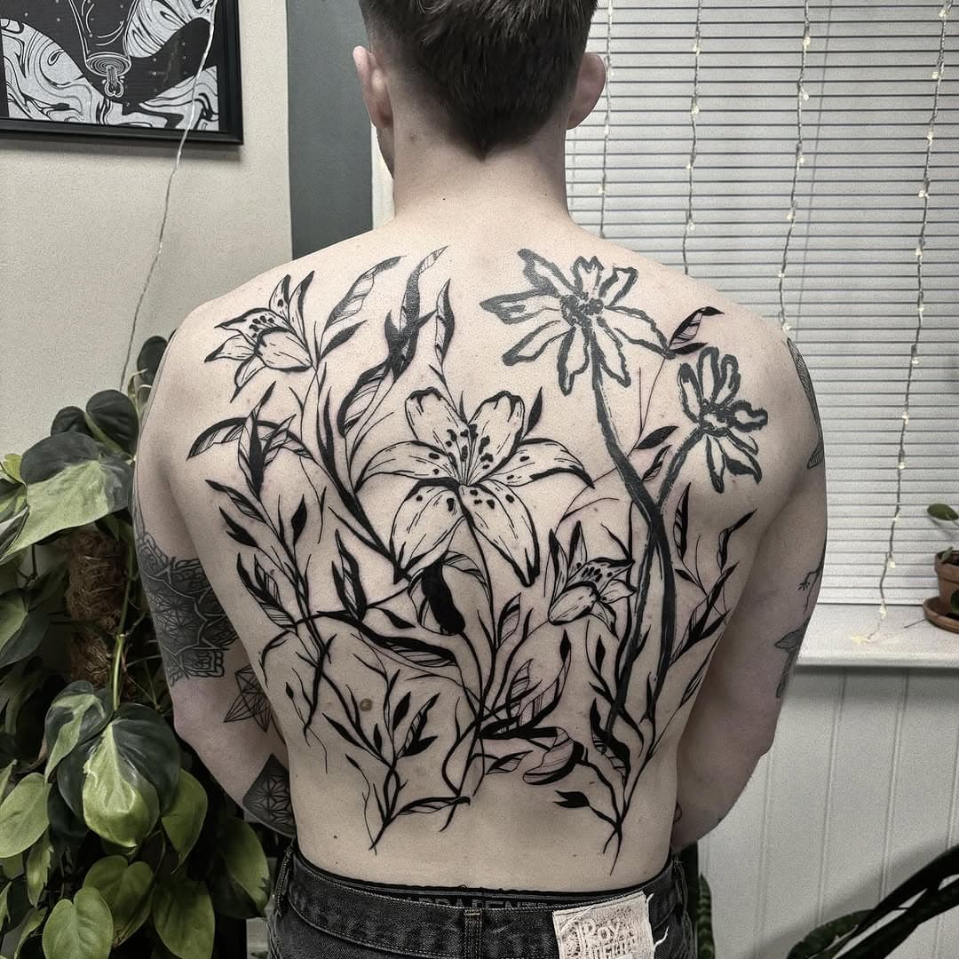 Finished off this big abstract back piece for James today! The brief was a criss cross of vines, thorns & lilies. Paintbrush style flowers are healed from a while back ✨
✻

✻

✻

✻

✻
#tattooartist #femaletattooartist
#uktattooartist
#tattooflash #tattooideas #artoftattoos
#cooltattoos #cutetattoos #backtattoo #abstracttattoo #lilytattoo #floraltattoo #flowertattoo