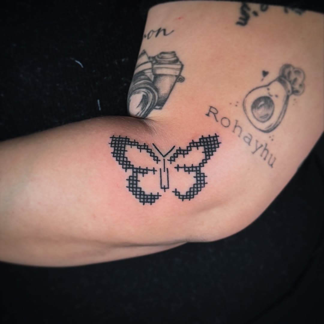 Mariposita 🦋 a punto de cruz 🪡🧵en mi querido @black.velvet.tattoo, me encontraréis allí los días 14 y 15 de Febrero para llenaros de tinta con mucho love 🫶

#handpoke #tattoo #mariposa #mariposatattoo