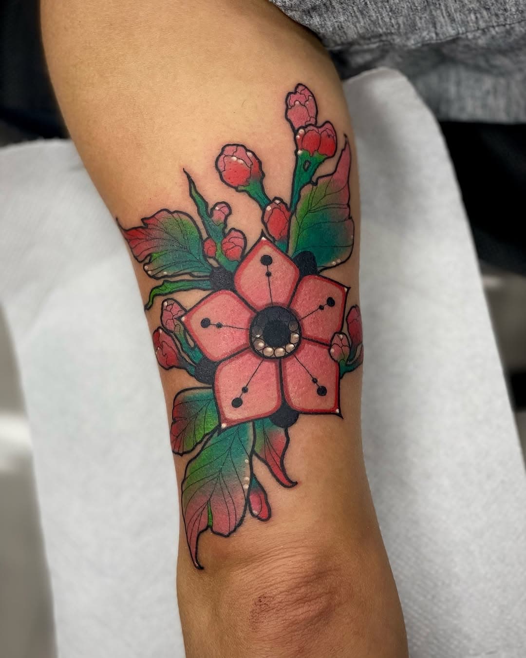 .Floriponcio para Ana,mil gracias por la confianza…disfrútalo!!! 🌸🌸🌸
.Para info podéis escribirme por directo o visitarme en @imperiumtattoo saludos 
.
.
.
#flowertattoo #tattoo #tattoospain #thebesttattoospain #zaragozatattoo #acturtattoo #ejeatattoo #flortattoo #flores #neotraditionaleurope #tatuajes #thebestspaintattooartists #tudelatattoo #tattoozaragoza